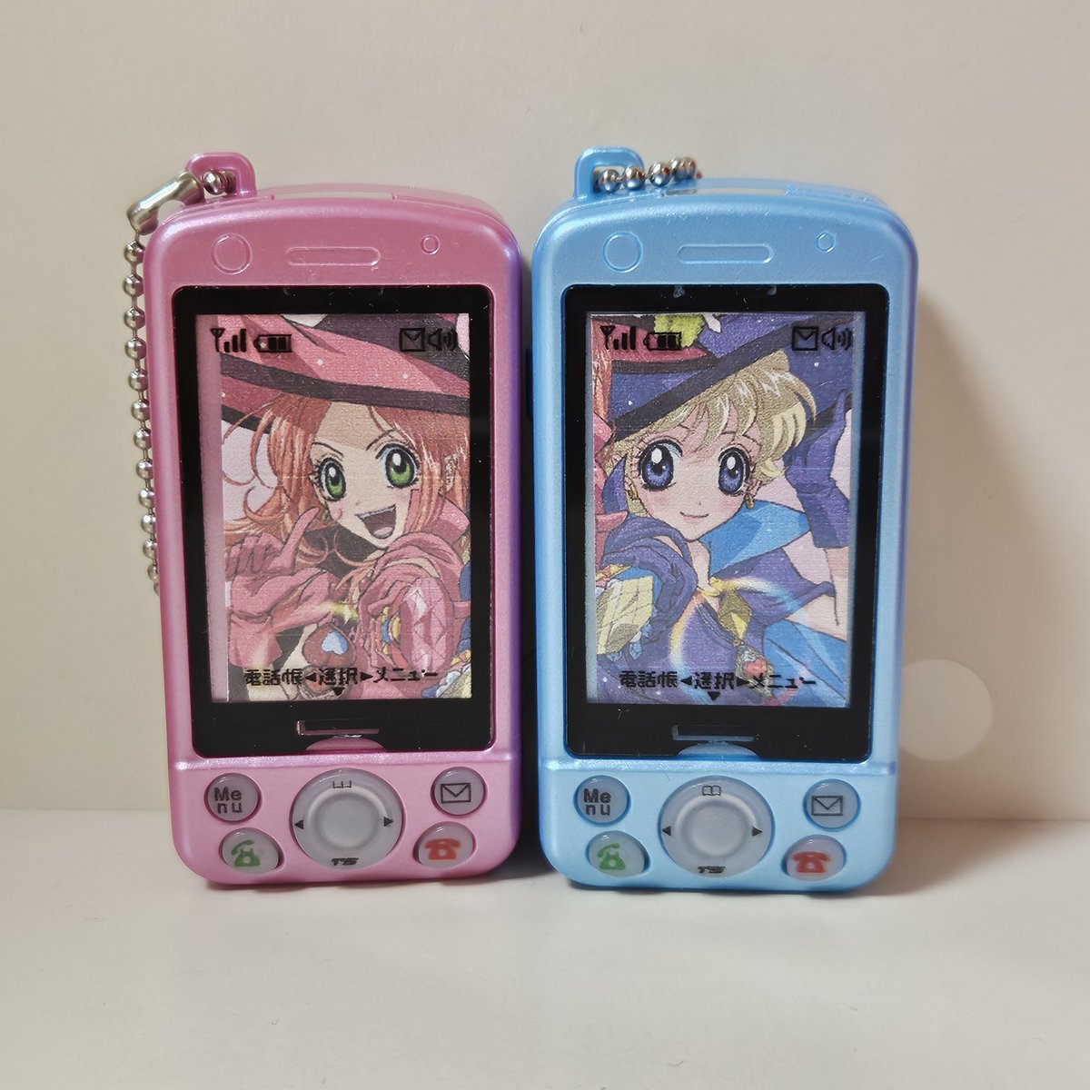 oi_pipi_000's tweet photo. 슬라이드폰 가챠 너무 귀엽다
집에서 대충 뽑앗더니 화질도 흐리고 사이즈도 안맞아서 얼렁뚱땅인데도 너무귀여움
라라배경이 제일 맘에드네요 https://t.co/b3w1sHTDzn