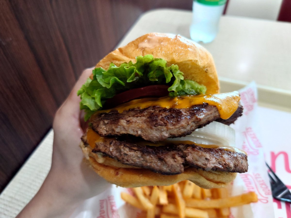 cule_1125's tweet photo. 【W杯旅行🇲🇽🇺🇸 7日目②】
📍Johnny Rockets（ジョニーロケッツ）

日本未上陸、LA発のハンバーガーチェーン店🍔1950年代の古き良きアメリカのダイナー（食堂）をコンセプトしており、冷凍肉を一切使わない100%ビーフのパティが特徴。

ジューシーで美味しかった〜🥹
#クレグルメ
#クレ旅
#W杯 https://t.co/x6C70adynM