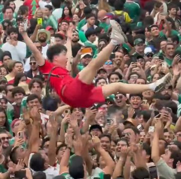 MeLive007's tweet photo. 📸 - Mexican fans celebrating with a South Korean fan! https://t.co/GCDrjtSvmR