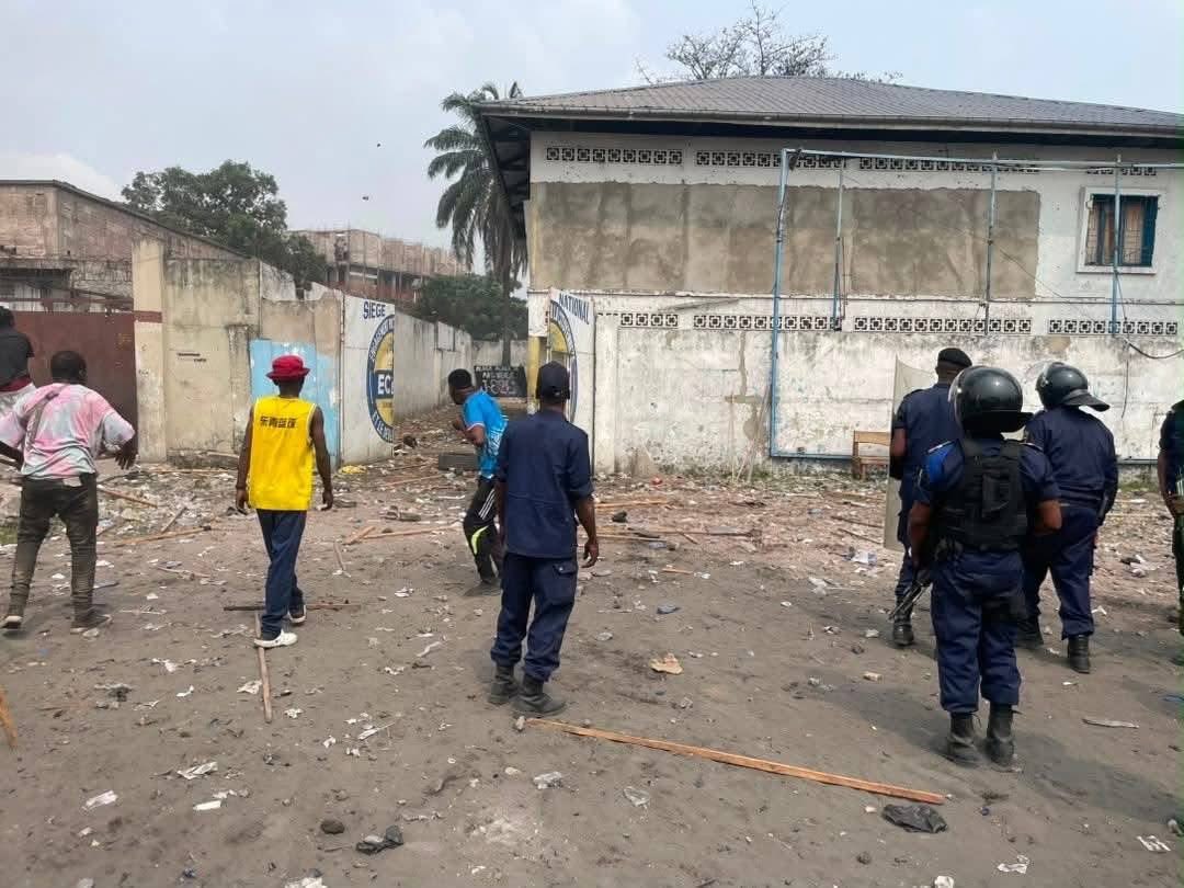 KimKimuntu's tweet photo. Le siège de l'#ECIDE de l'opposant Martin Fayulu complètement saccagé par la force du progrès UDPS, encadrée par la Police. Au https://t.co/gicCnlR1Lj