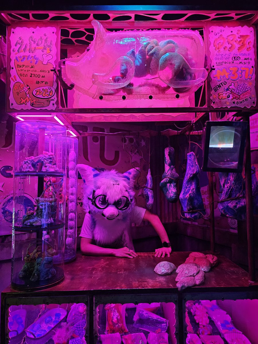 Tired_Flake's tweet photo. 'ello stranger! What're ya buyin'?

🪡 @SleepiStudios
📸 creative___visuals

#Fursuifriday #RE4R https://t.co/DvsNQz4t1b