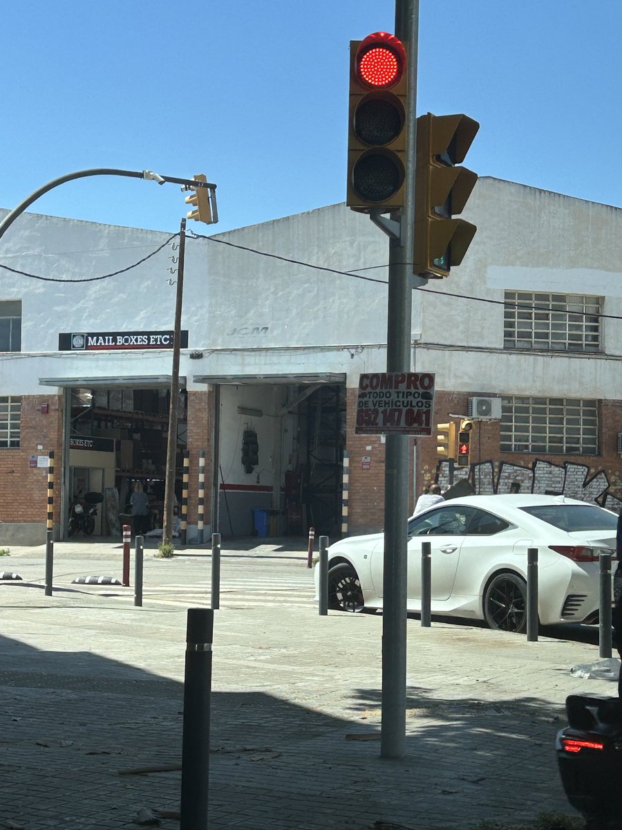 varaxavi's tweet photo. Hola @LHAjuntament @lhguardiaurbana Hem podeu confirmar que ja s’hi pot posar cartells publicitaris al mobiliari urbà? M’he de vendre  unes coses i faria servir aquest mètode. Gràcies. https://t.co/ccpkZbb2MS