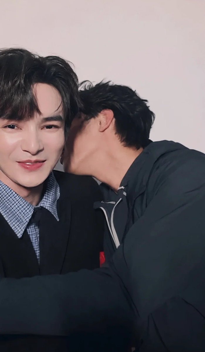 K_kratay1's tweet photo. สองภาพนี้ผมยิ้มแก้มจะแตกคือยัยน้องชอบเขินหรือหัวเราะแล้วไปกอดพี่ซี💓🤏

#HeChangxi #HeYanzhao https://t.co/Cj4SWfvpAk