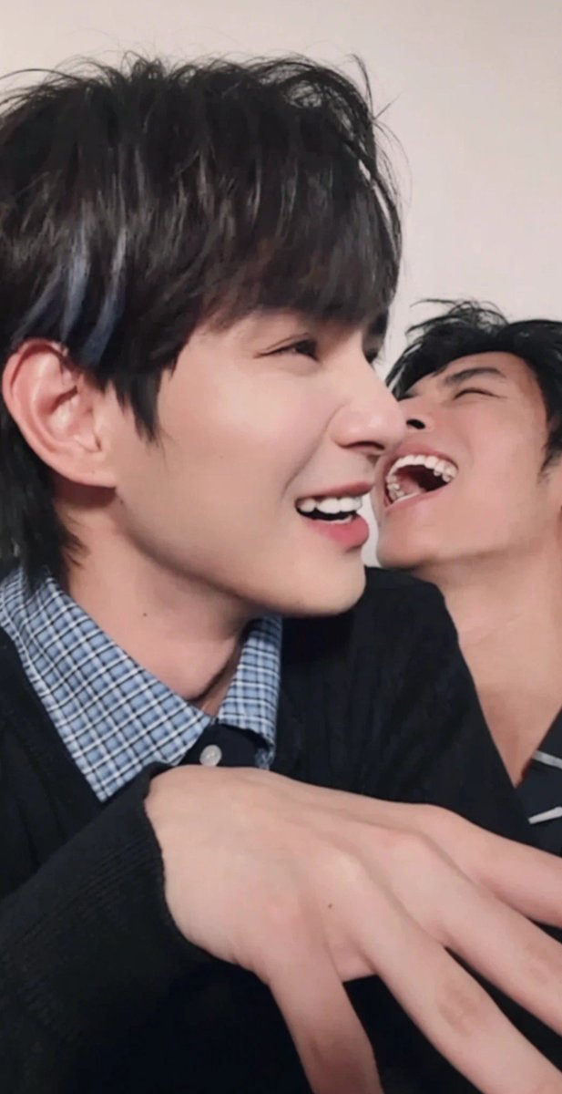K_kratay1's tweet photo. สองภาพนี้ผมยิ้มแก้มจะแตกคือยัยน้องชอบเขินหรือหัวเราะแล้วไปกอดพี่ซี💓🤏

#HeChangxi #HeYanzhao https://t.co/Cj4SWfvpAk
