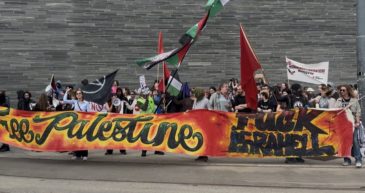 Norgesdem's tweet photo. De roper «Free Palestine» og «Fuck Israel», der S-en i Israel er erstattet med hakekors. Samtidig holder de banner hvor Norgesdemokratene kalles «nazisvin».

La det synke inn: De bruker nazisymbolikk mot Israel — og kaller andre nazister.

Bak dem vaier «No borders, no nations». Altså fri innvandring, åpne grenser og avvikling av nasjonalstaten. Dette er ikke «antirasisme». Dette er et politisk prosjekt for å rive ned landet, grensene og folkestyret.

Når Fagforbundet og Rødts symboler står i samme tog som maskerte aktivister, Israel-hat, hakekors og «ingen nasjoner», bør vanlige nordmenn spørre:

Er dette virkelig miljøene som skal definere hva slags samfunn vi ønsker. ?

Norgesdemokratene står for Norge, grenser, folkestyre og ytringsfrihet.

De står for kaos, hatparoler, demonisering og grenseløshet.

Bildene taler for seg selv