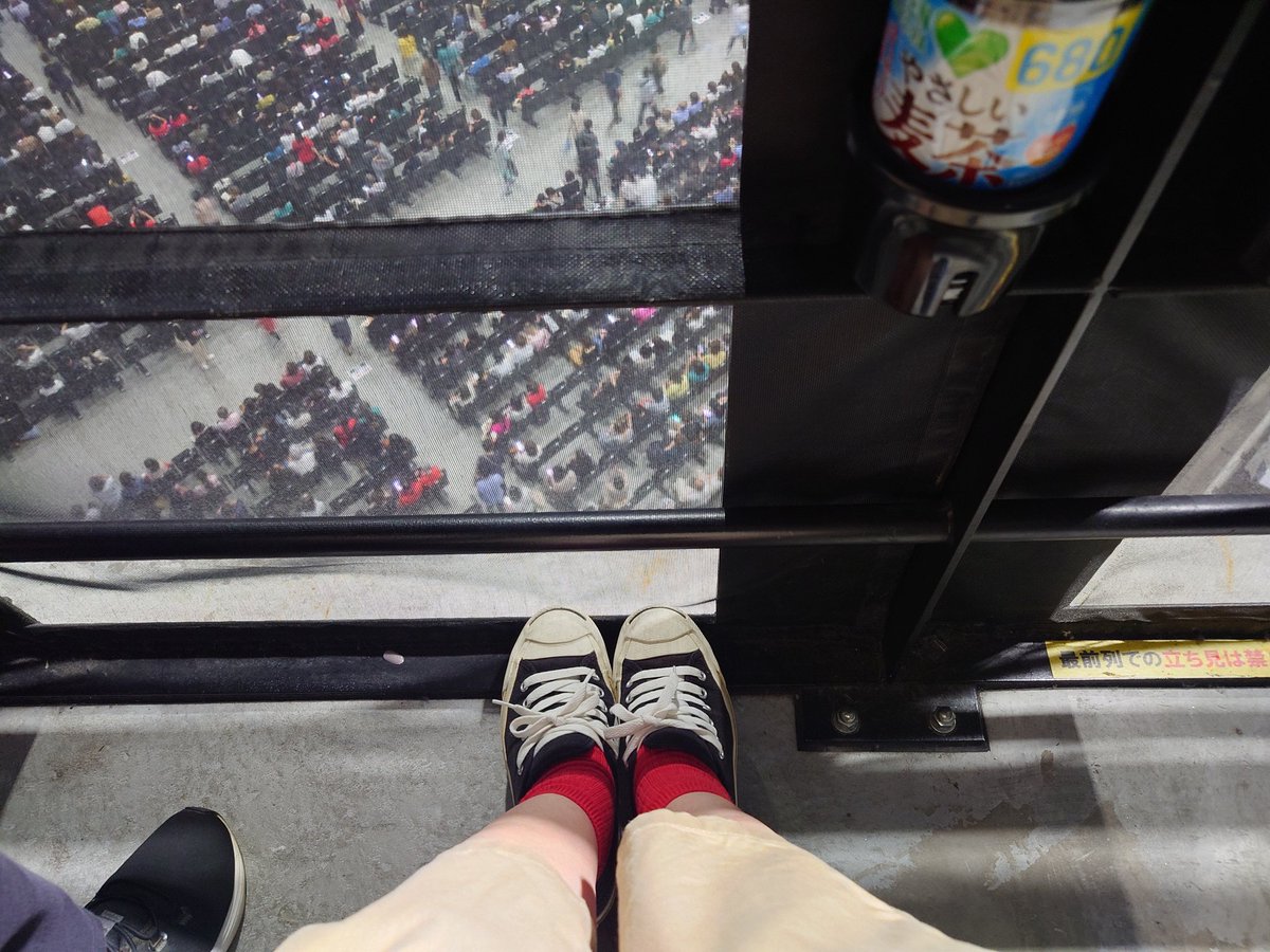 honnon384's tweet photo. ミヤジの還暦ライブは、天井階最前列でした
立ち見禁止席だったので戸惑ったけど、見やすくて良かった！
あの衣装、赤いマントなびかせたスーパーマンみたいに見えたよ
ホントにヒーローでした✨
せめて靴下を赤にしてみた私 https://t.co/JZ3ZlbFsxl