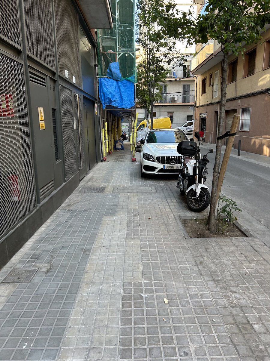 varaxavi's tweet photo. Hola @LHAjuntament @lhguardiaurbana Em podeu confirmar que ja es pot aparcar a qualsevol lloc? Pago lloguer d’una plaça de pàrquing i els diners em calen per poder sobreviure. Gràcies. https://t.co/wvywwdHczP