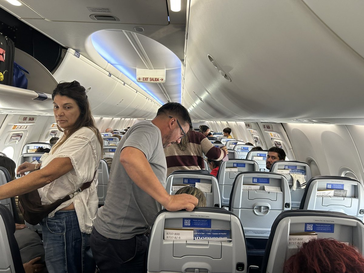 DelPDA's tweet photo. Mi vuelo de Copa desviado a Aeroparque

Debíamos haber salido en el CM 283 a las 03.51 PM de ayer desde Tocumen. Lo hicimos hoy a las 02.00 de la madrugada. 10 horas de retraso, gente con discapacidades, familias con niños, etc. Debíamos haber aterrizado en Carrasco a las 11, pero… lo acabamos de hacer en el Aeropuerto Jorge Newbery de Buenos Aires porque … CARRASCO ESTÁ CERRADO POR CLIMATOLOGÍA…
Mientras, seguimos llenándonos de paciencia para no afectar nuestra salud y decir que admiramos la excelente comunicación y actitud de la tripulación de Copa para mantener la calma de todo el pasaje. El capitán un crack (no entendí el apellido, de nombre Nicolás y con claro acento del Río de la Plata) acaba de invitar a los niños a fotografiarse en cabina…
Recordamos que Carrasco desde el mes de diciembre de 2025 cuenta con un sistema de primer mundo, igual que el de Heatrow, el del Charles de Gaulle, el del JFK, pero gracias a la negligencia  histórica del sistema político uruguayo que jamás ha intentado generar política aeronáutica de Estado y por ende, dotar a la DINACIA de los recursos necesarios, TENEMOS UN ATRASO DE SEIS MESES PARA SU INSTALACIÓN DEFINITIVA. A ello se le suma la posición del sindicato de controladores aéreos que se han puesto más papistas que el Papa. Como resultado esto, seguimos dando lástima y generando vergüenza propia.