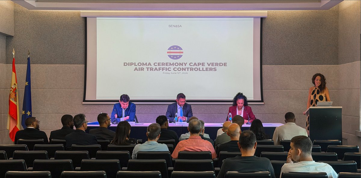 SENASA_Spain's tweet photo. 🎓🎧✈️ Se gradúan en @SENASA_Spain #ControladoresAéreos para #ASA Cabo Verde.  
👏🏼🎉 ¡Enhorabuena! 𝗣𝗮𝗿𝗮𝗯𝗲́𝗻𝘀! 
#AviationTraining #ATC #SeguridadAerea #SegurançaNavegaçãoAérea
@CabralMalik https://t.co/J4AgV1nH8L