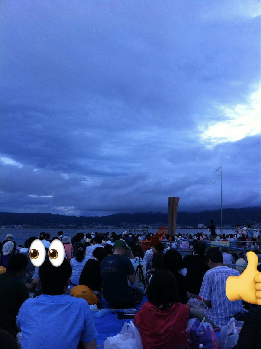 30miyuta's tweet photo. 諏訪湖の花火には関西に住んでいた頃から行ってみたかったのですが、東京からなら行きやすそうだと思い、このとき初めて見に行きました。今もときどき家族で花火ツアーに参加しますが、思えばこれが人生で始めて参加した花火ツアーで、有料席から花火を見たのも初めてでした。 https://t.co/7yOaId9UO7