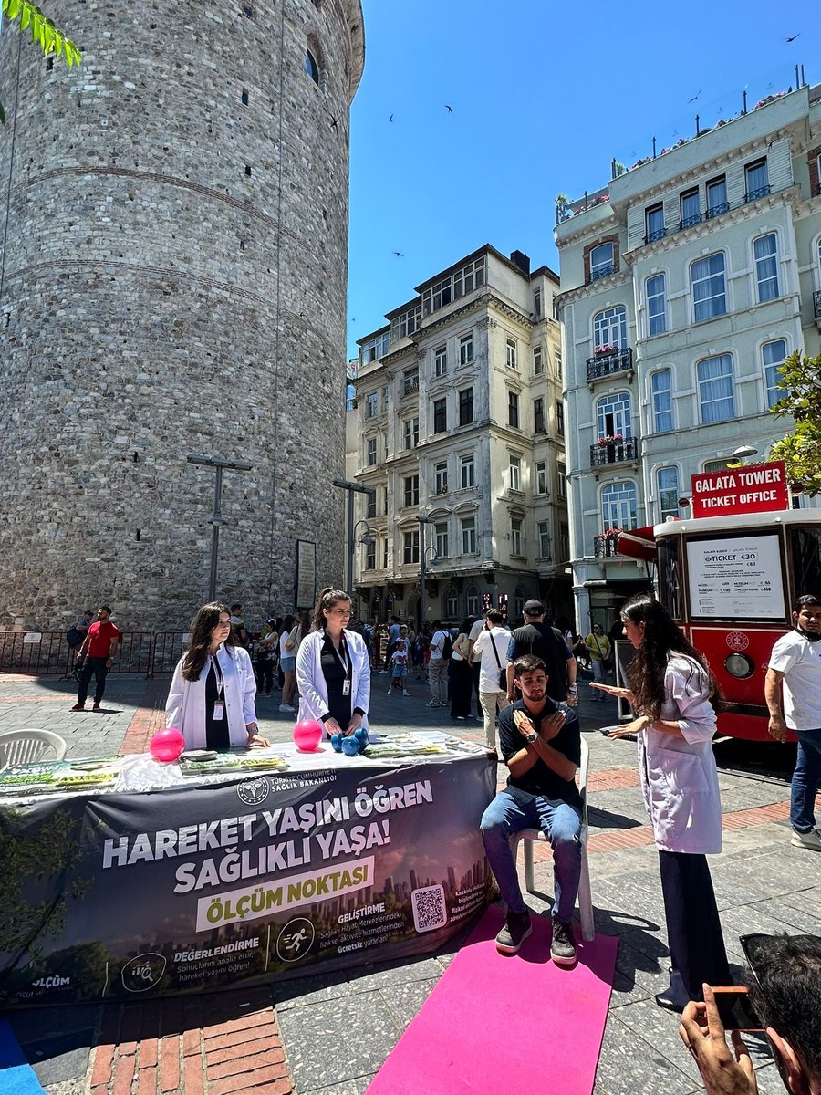 ismgovtr's tweet photo. 📍Bugün durağımız Galata Kulesi’ydi!

Sağlık Bakanımız Sayın Prof. Dr. Kemal Memişoğlu’nun(@drmemisoglu) öncülüğünde yürütülen “Hareket Yaşını Öğren, Sağlıklı Yaşa” kampanyası kapsamında vatandaşlarımızla buluşarak hareketli yaşamın ve fiziksel aktivitenin önemini konuştuk.

🚶‍♀️🚴‍♂️ Daha aktif, daha sağlıklı bir yaşam için 10 Haziran - 10 Temmuz tarihleri arasında 39 ilçemizde sizlerle buluşmaya devam ediyoruz.

👉Stantlarımıza tüm vatandaşlarımız davetlidir.

#HareketYaşınıÖğrenSağlıklıYaşa
#SağlığınBaşkentiŞifanınAdresiİstanbul