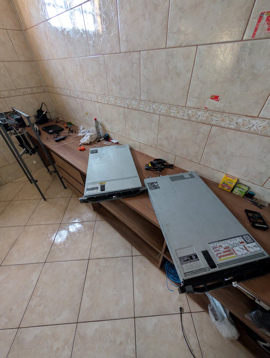 ruliowtf's tweet photo. r610 &amp; r620 com 128 gibas de memória rambo cada, comprei no perigo https://t.co/hBRuFFDlQl