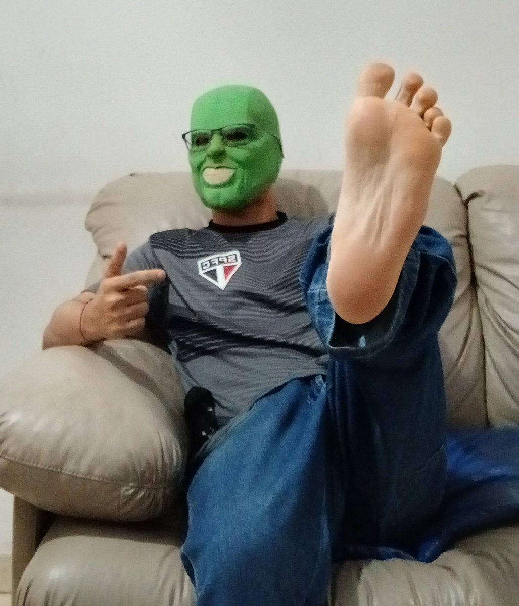 O_maaskarado's tweet photo. Feliz dia dos namorados, quem vai namorar o meu pézao hj? #feetfetısh
a cara é verde, mas sou tricolor https://t.co/zri29K9XdY