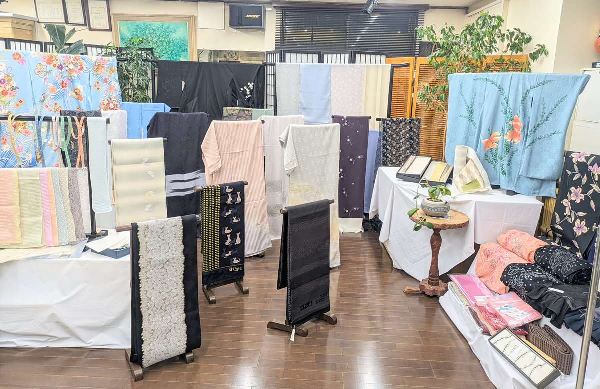 nihonbisou's tweet photo. 本日から3日間の展示会がスタート👘
初日の本日は、着付けレッスンの生徒さんやお久しぶりのお客様、いつもお越し下さるお客様がお忙しい中お時間を取ってお越し下さったりととても賑やかな時間でした😊
皆さまの笑顔が元気の源です✨

#展示会 #着物 #帯 #和服 #和の文化 #笑顔 #楽しい #感謝 https://t.co/8d82TMnjzi
