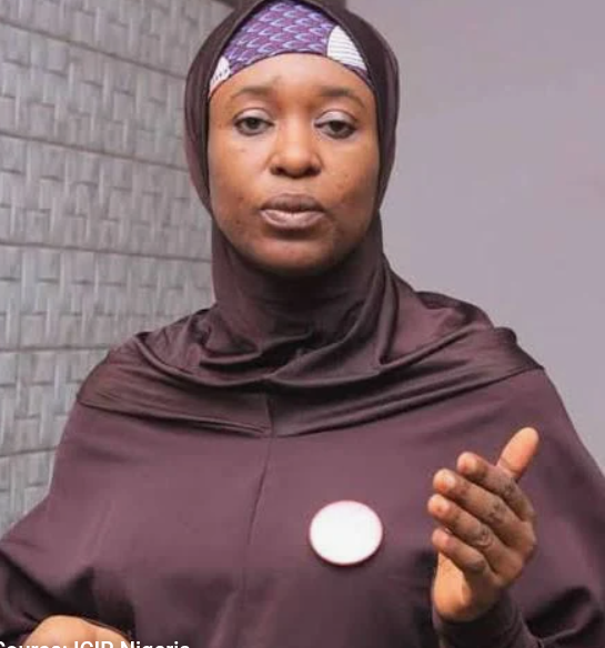 Omatune's tweet photo. Dennis Brian has come forth to tell the world what we already know.

He said in clear terms that, Aisha Yusuf AKA Goodluck  Jonathan must go advocate, was offered the House of Representative position, but she rejected it. It's about her ambition and ambition alone.

I maintain my stand that, the only reason Aisha is with the obidients, is to cleanup her 2014/2015 image. 

She joined endsars for pics (always coming after the youths have gathered and started), and for her today's political ambition.

If you want to speak of APC's ills without mentioning the role this woman played to bring them in, the Joke is on you .

See ehh, Adams Ishiomole was agitating for good governance and when he was offered a seat with the government he showed his true self.

Ben Murray-Bruce was making his personal common sense untill hks akant number was asked for....he's now with them.

Just to mention a few.

This woman has already shown herself in 2014/2015 and Nigerians have asked one question ever since. ...what did you see in Buhari that you concluded he was the savior? No answer.

Just a woman wth the Muslim hijab advantage used for the job of ousting a Christian..whose name was mistaken as Igbo.

For the mention...the Senate or House of Rep slot is nobody's birthright. Also, there's no obidient that's more obidient than the other.

Stop the noise.