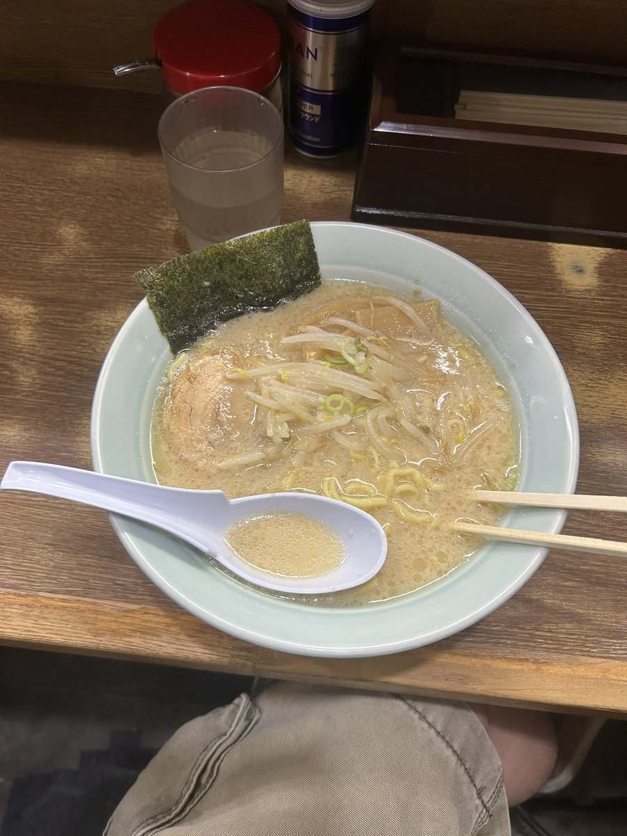 KeystoneString1's tweet photo. 突然思い立って地元の懐かしのラーメン屋。
多分10年振り位でもうお店ないかも、、、と思ってたら相変わらずのジャンクなお味とカオスな場末感でお腹いっぱい。
過去の感傷に浸りつつ明朝の胃もたれに恐れ慄く歳になったなぁ、、、 https://t.co/1gGmpbOp07