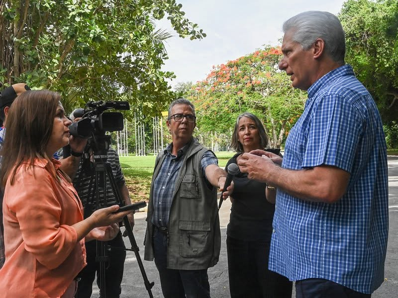 EmbaCubaUS's tweet photo. 📍🇨🇺Statements by the Cuban President @DiazCanelB on priorities for overcoming the current situation

🚢Boosting Trade

“It should not be mandatory for any economic agents to export or import through intermediaries... those who import inputs or raw materials will benefit from import tariffs... more so than those who import finished products”