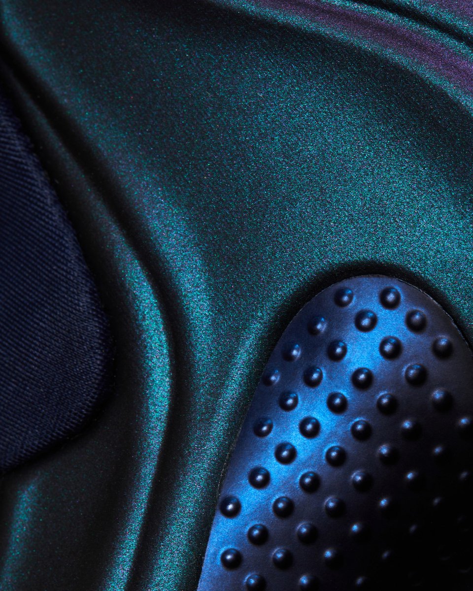flightclub's tweet photo. Draped in a striking iridescent Eggplant Foamposite upper and paired with deep Midnight Navy accents, the 2025 reissue of the Nike Air Flightposite ‘Jason Kidd - Mavericks’ channels the exact captivating energy that the skillful point guard brought to Dallas. Nike dials back the clock by retaining the signature molded upper and the iconic zippered textile shroud that hides the lacing system for the ultimate aerodynamic look. Turn the shoe around and spot the five dots on the heel pull tab, a direct shoutout to the innovation-heavy Alpha Project era that birthed the Flightposite. Complete with responsive Zoom Air cushioning embedded in a drop-in midsole, this release effortlessly turns a legendary early-2000s Player Exclusive into a sleek choice for the street.

Shop now: https://t.co/WjnKBvUUNC