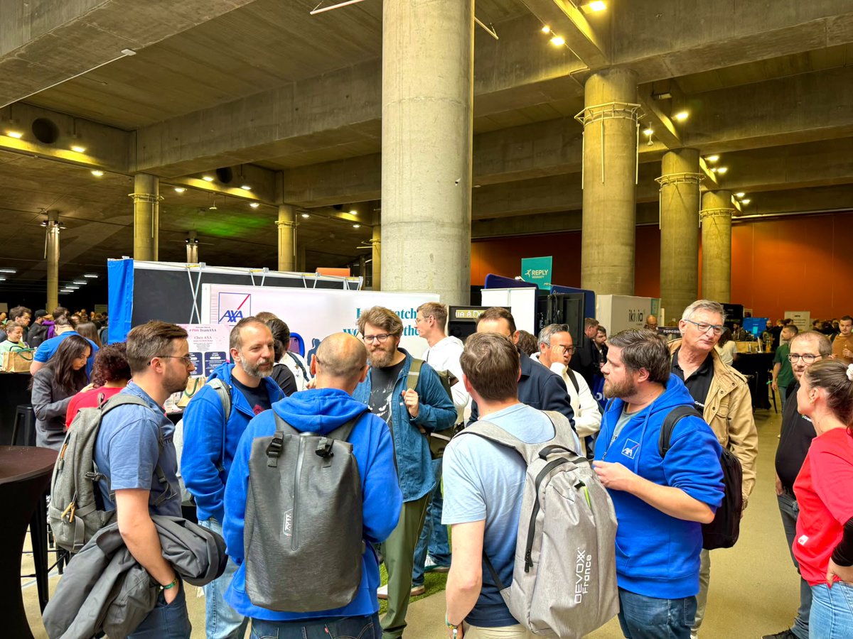 AXAJobs_fr's tweet photo. Sur notre stand, il n'y a pas que des animations : il y a surtout des gens.

Devs, experts, recruteurs… la Pink Team est là pour parler de la vraie vie de la tech chez AXA. Venez discuter ! 

#DevLille2026 #Networking #TechCommunity #DevLille #PinkTeam #raisethebar https://t.co/nkmrRtzFsy