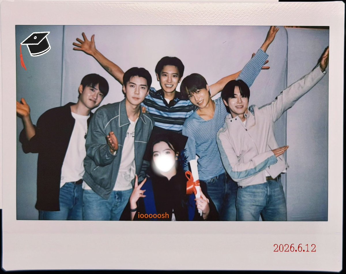 xunhuas's tweet photo. New 5:1 polaroids with EXO from today! 📸🥹 https://t.co/eNB1bvrsPN