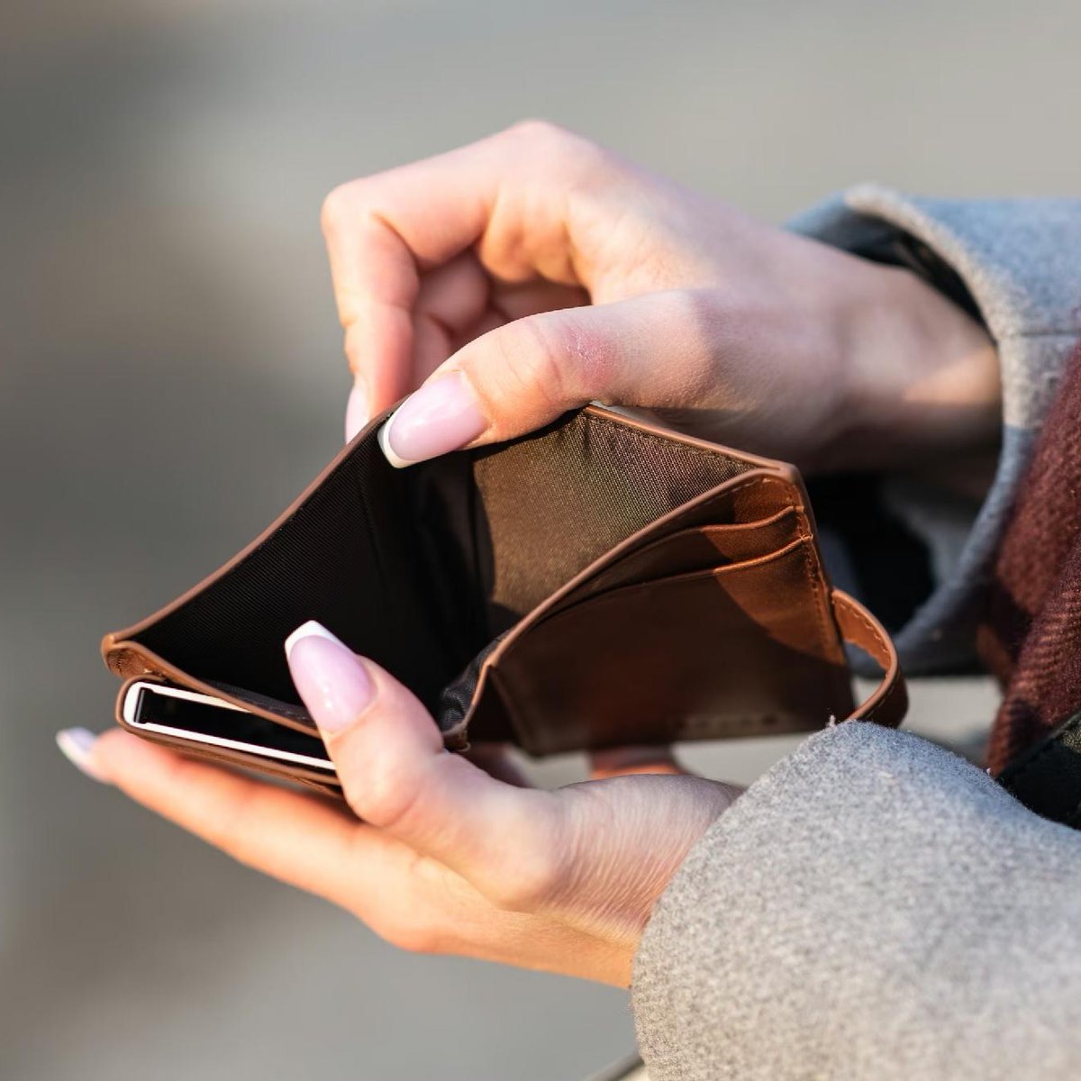 factpostnews's tweet photo. New data reveals the average American family has lost $3,100 due to widespread price increases under Trump. https://t.co/q2Yerzfnxn