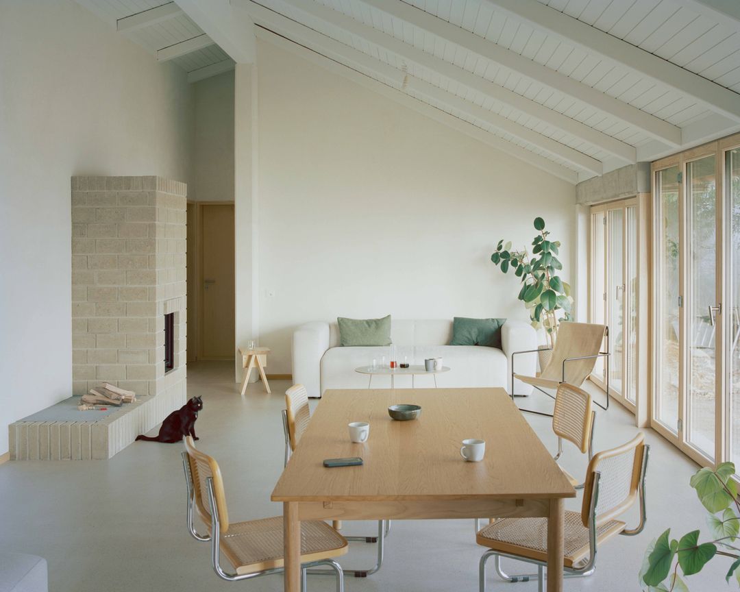 arqcommx's tweet photo. ¿Y si cambiar la ubicación de la cocina transformara toda una casa? 
La Single-Story Villa en Montézillon, Suiza, renovada por Noue Studio, mejora iluminación, circulación y conexión con el paisaje mediante una redistribución inteligente. https://t.co/Wje5DcLfwC