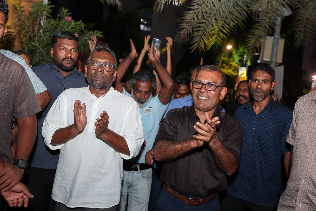 charly_thuthu's tweet photo. އެމްޑީޕީގެ އިތުބާރު އޮތް ޓީމަކީ މީ.

@MohamedNasheed 💪 @faya_i https://t.co/YBbB85KRMS