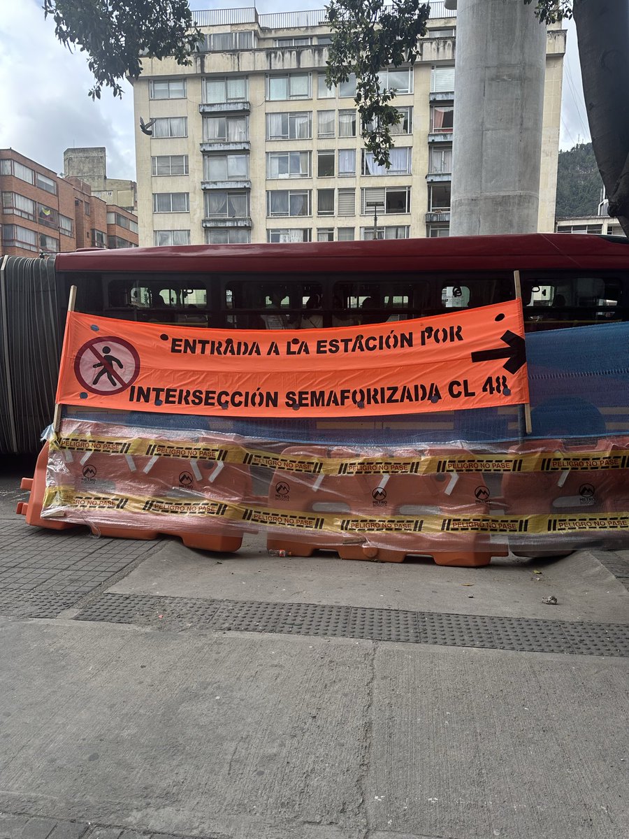 pimienta001's tweet photo. Cada vez más @MetroBogota y @TransMilenio nos complican la vida a los que vivimos en @teusaquillo13 cierran los pasos peatonales de la Caracas sin previo aviso exponiéndonos al peligro de caminar en una calle llena de polisombras. https://t.co/sHqLjPQJFk