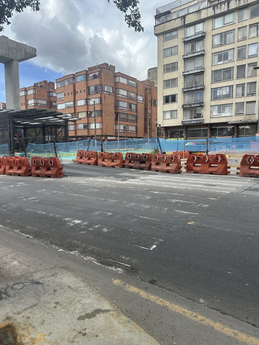 pimienta001's tweet photo. Cada vez más @MetroBogota y @TransMilenio nos complican la vida a los que vivimos en @teusaquillo13 cierran los pasos peatonales de la Caracas sin previo aviso exponiéndonos al peligro de caminar en una calle llena de polisombras. https://t.co/sHqLjPQJFk