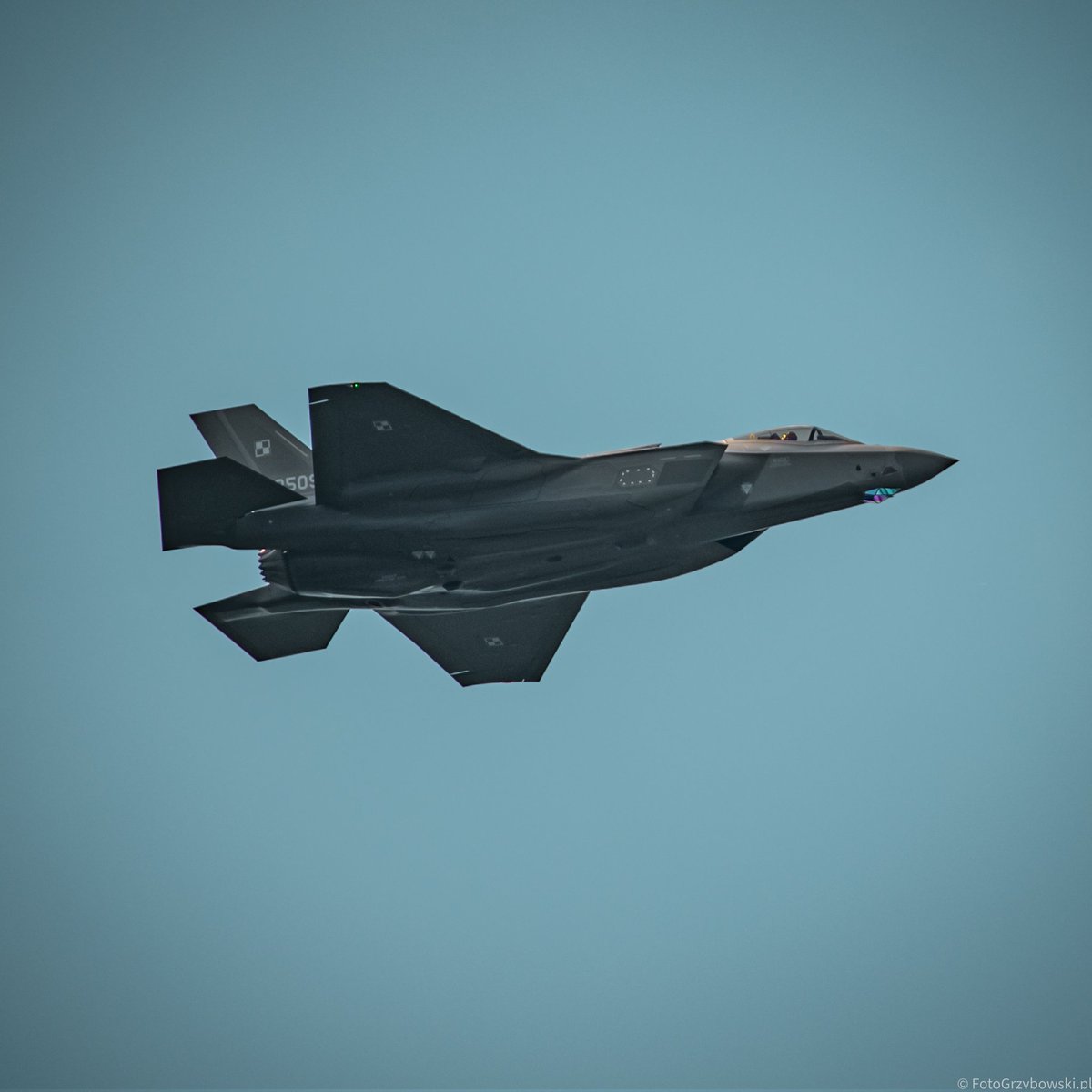 grzybowski666's tweet photo. Pięknie się te F-35 prezentują nad Krakowskim niebem... mam nadzieję, że niedługo będą jakieś ćwiczenia na Balicach, żeby coś pocykać z górki 😀  
@MON_GOV_PL #f35 #lockheedmartin #KRAKÓW https://t.co/gJQKDkn07c