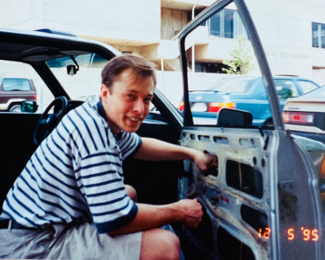 ATLT17's tweet photo. La próxima vez que pienses en rendirte, recuerda esta foto de Elon en 1995 reparando su coche usando piezas de chatarrería, porque no tenía dinero para llevarlo a un taller. https://t.co/leMVtSpKI2
