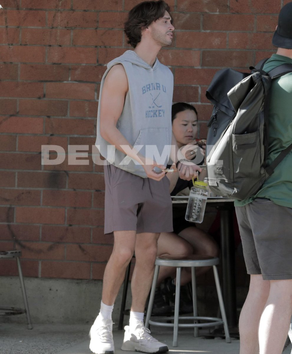 offcampusbra's tweet photo. 📸| MANDA MAIS! Antonio Cipriano como John Logan no set de filmagens da 2ª temporada de ‘Off Campus’, em Vancouver. https://t.co/CFku2Izf0T