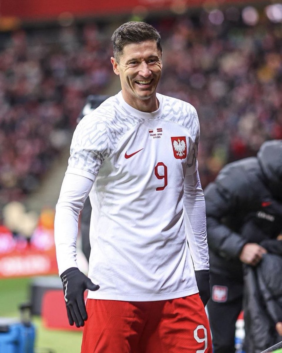 RinconMLS's tweet photo. 🚨🤯✈️ Robert Lewandowski está RUMBO a Estados Unidos 🇺🇸 con su agente para decidir un POSIBLE TRASPASO al Chicago Fire. 

🔜👀 El equipo estadounidense continúa presionando para ficharlo y el polaco valora esta posibilidad. 

ℹ️ @FabrizioRomano https://t.co/PPZWG9HJfw