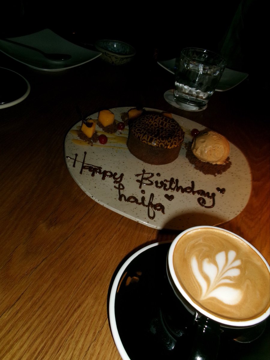 95O612's tweet photo. Its the queens birthday (me) 🎂💛 https://t.co/cGB0hrIjga