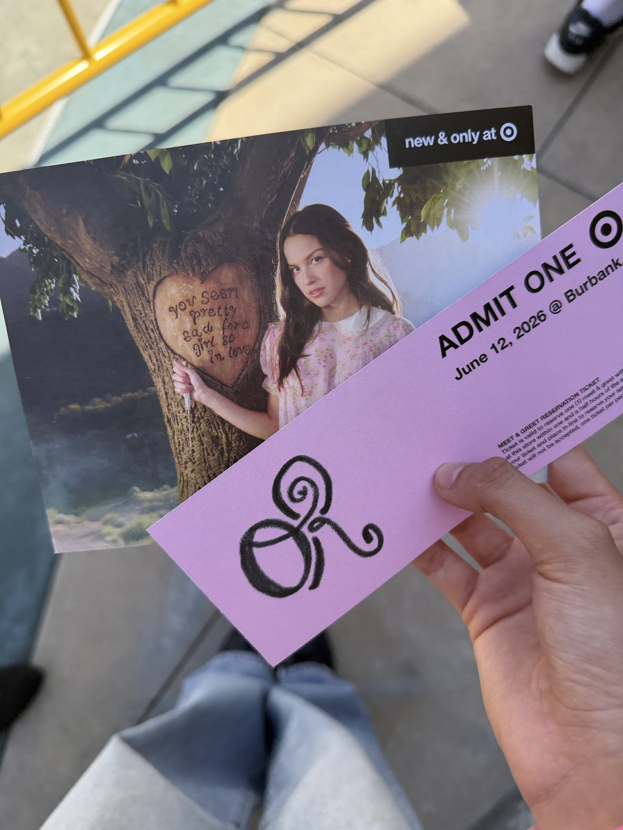 httpallisonn's tweet photo. OMGOMG IM MEETING OLIVIA !!!!!!!! thank youu for this surreal opportunity @Target !!!!! this is really the LA experience to its max 😭😭😭 @oliviarodrigo @LiviesHQ #oliviarodrigo #livieshq #girlsoinlove https://t.co/ZZGePnr5OL