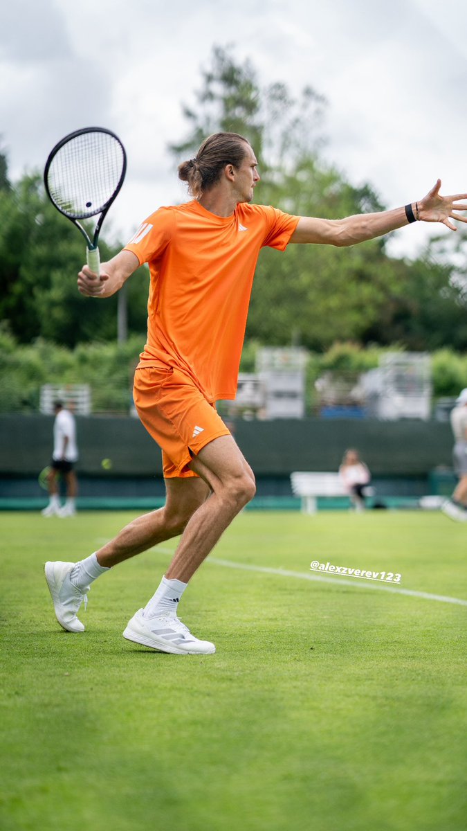 saschashoulders's tweet photo. Alexander Zverev has been practising on the grass already in Halle 
They are having a special ceremony for him there on Sunday at 2.30pm ✨⚡️ https://t.co/6xhSp8xyyi