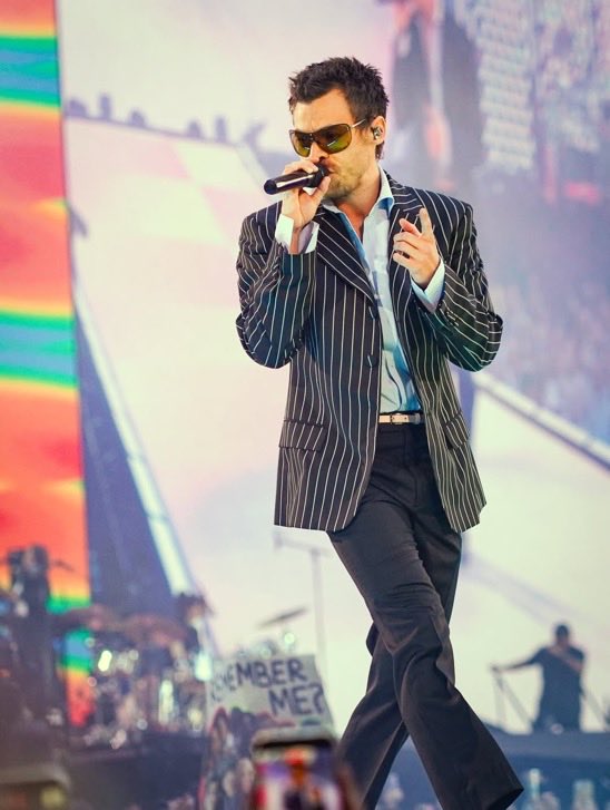 ishipitharder's tweet photo. Harry is both this generations pop prince and pop princess. Our pop monarch. Our themperor https://t.co/D1Yyjr2Rm3