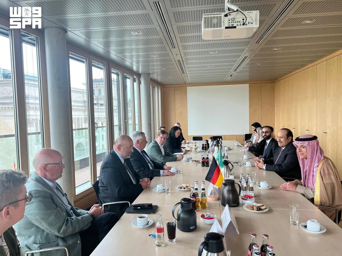 spafr4's tweet photo. Le ministre saoudien d’État aux Affaires étrangères rencontre le vice-président du Bundestag allemand.
https://t.co/ziH1GtNygS
#SPAGOV https://t.co/7eMpZLiqTb