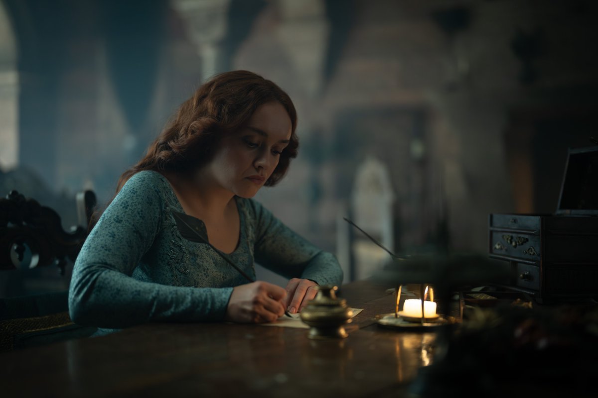 4KStills's tweet photo. Olivia Cooke and Phia Saban in #HOTD S3 E1 • 4K https://t.co/byUHOc6TLe