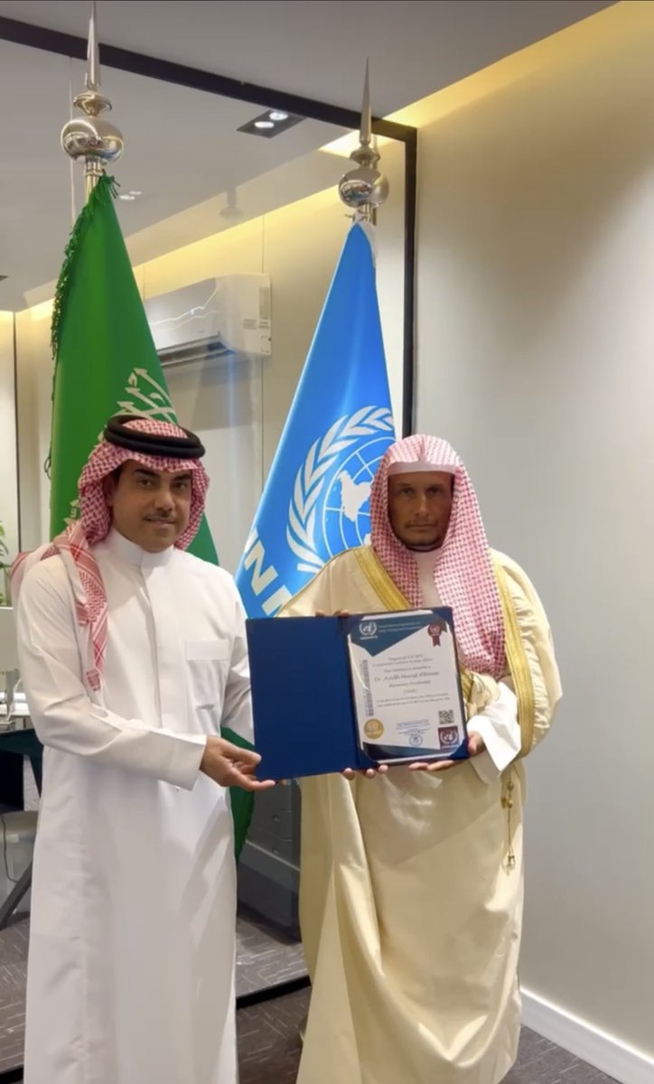 TathleethCity's tweet photo. منظمة الأمم المتحدة في الشرق الأوسط تمنح الشيخ عايض بن منيف التوم آل شبوه شهادة الدكتوراة الفخرية في الموروث الشعبي نظراً لجهوده الموقرة في خدمة الموروث الشعبي والحفاظ على الهوية الثقافية وتعزيز القيم الأصيلة ويسعدنا أن نبارك للشيخ الدكتور عايض حصوله على الدكتوراة وبالتوفيق :::: https://t.co/wCq5Z3SaGa