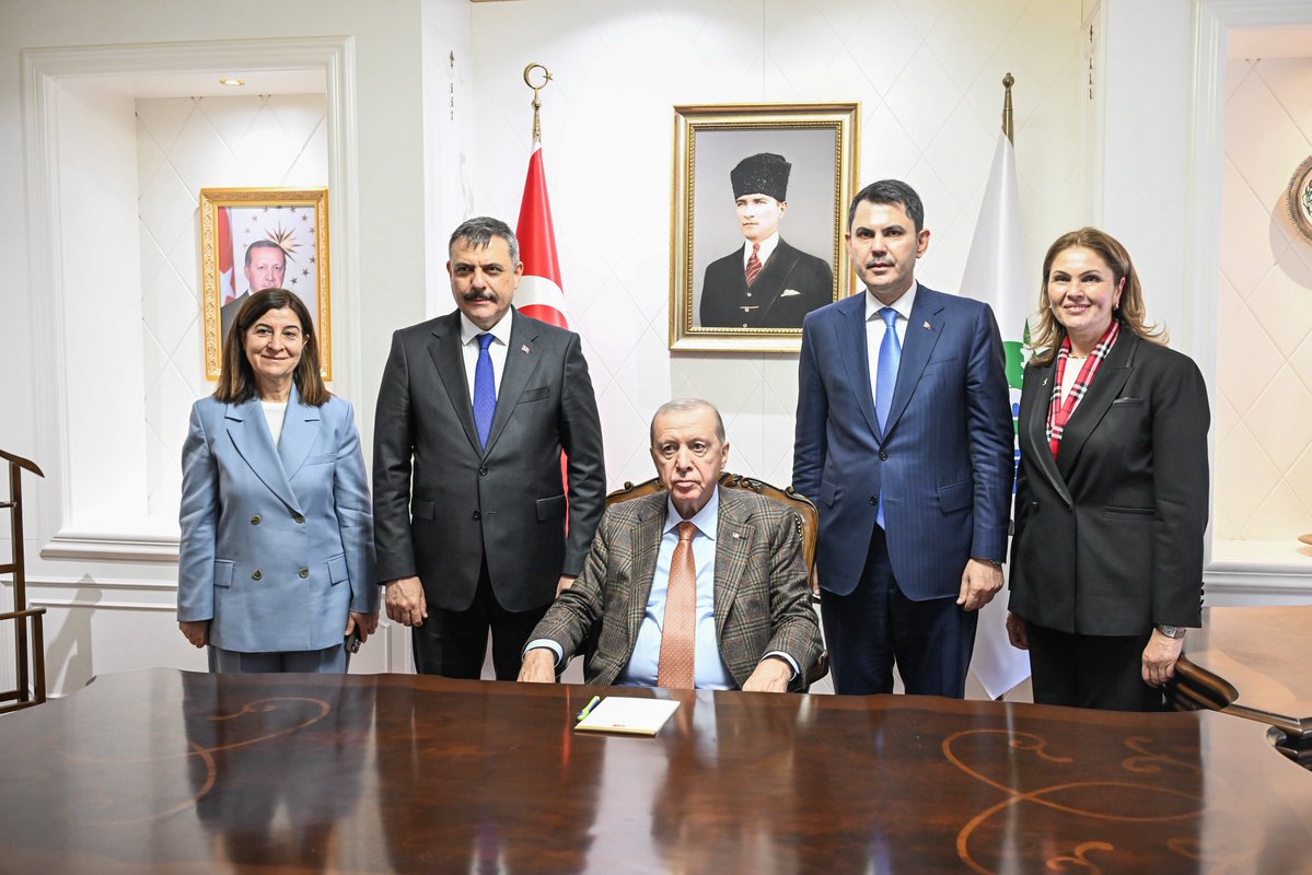 AkPartiEdirne's tweet photo. 📍Edirne Valiliği

Cumhurbaşkanımız Sayın Recep Tayyip Erdoğan, İçişleri Bakanımız Sayın Mustafa Çiftçi, Çevre, Şehircilik ve İklim Değişikliği Bakanımız Sayın Murat Kurum, Tarım ve Orman Bakanımız Sayın İbrahim Yumaklı, Kültür ve Turizm Bakanımız Sayın Mehmet Nuri Ersoy, Diyanet İşleri Başkanı Sayın Prof. Dr. Safi Arpaguş, Cumhurbaşkanlığı İletişim Başkanı Sayın Burhanettin Duran, TBMM 29. Dönem Başkanımız Sayın Prof. Dr. Mustafa Şentop, AK Parti Genel Başkan Vekilimiz Sayın Efkan Âlâ, Genel Başkan Yardımcımız ve Teşkilat Başkanımız Sayın Ahmet Büyükgümüş, AK Parti Genel Sekreterimiz Sayın Eyyüp Kadir İnan, Yerel Yönetimlerden Sorumlu Genel Başkan Yardımcımız Sayın Mustafa Demir, AK Parti Tanıtım ve Medyadan Sorumlu Genel Başkan Yardımcımız Sayın Muhammed Faruk Acar, Türk Devletleri İle İlişkilerden Sorumlu Genel Başkan Yardımcımız Sayın Prof. Dr. Kürşad Zorlu, AK Parti Genel Merkez Gençlik Kolları Başkanımız Sayın Av. Yusuf İbiş ve AK Parti MKYK Üyemiz, Yerel Yönetimler Başkan Yardımcımız Sayın Derya Ayaydın’ı Edirne Valiliğimizde ağırlamanın onurunu ve mutluluğunu yaşadık.

Serhat Şehrimizin geleceği ve Edirne’mize kazandıracağımız yeni yatırımlar için büyük bir kararlılıkla çalışmaya devam ediyoruz.

Sayın Cumhurbaşkanımıza ve kıymetli Bakanlarımıza, şehrimize gösterdikleri yakın ilgi, kalbi muhabbet ve güçlü destekleri için şükranlarımızı sunuyoruz.

Liderimizin izinde, Edirne’miz için durmak yok, yola devam! 🇹🇷