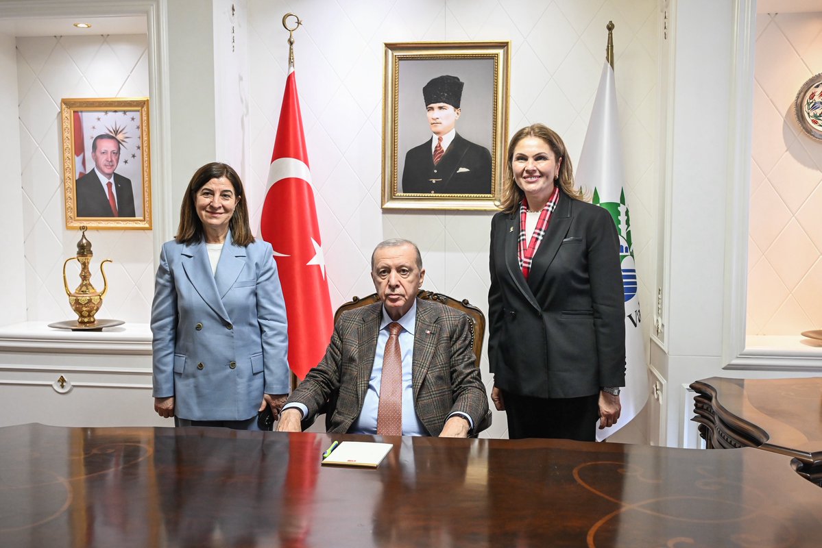 AkPartiEdirne's tweet photo. 📍Edirne Valiliği

Cumhurbaşkanımız Sayın Recep Tayyip Erdoğan, İçişleri Bakanımız Sayın Mustafa Çiftçi, Çevre, Şehircilik ve İklim Değişikliği Bakanımız Sayın Murat Kurum, Tarım ve Orman Bakanımız Sayın İbrahim Yumaklı, Kültür ve Turizm Bakanımız Sayın Mehmet Nuri Ersoy, Diyanet İşleri Başkanı Sayın Prof. Dr. Safi Arpaguş, Cumhurbaşkanlığı İletişim Başkanı Sayın Burhanettin Duran, TBMM 29. Dönem Başkanımız Sayın Prof. Dr. Mustafa Şentop, AK Parti Genel Başkan Vekilimiz Sayın Efkan Âlâ, Genel Başkan Yardımcımız ve Teşkilat Başkanımız Sayın Ahmet Büyükgümüş, AK Parti Genel Sekreterimiz Sayın Eyyüp Kadir İnan, Yerel Yönetimlerden Sorumlu Genel Başkan Yardımcımız Sayın Mustafa Demir, AK Parti Tanıtım ve Medyadan Sorumlu Genel Başkan Yardımcımız Sayın Muhammed Faruk Acar, Türk Devletleri İle İlişkilerden Sorumlu Genel Başkan Yardımcımız Sayın Prof. Dr. Kürşad Zorlu, AK Parti Genel Merkez Gençlik Kolları Başkanımız Sayın Av. Yusuf İbiş ve AK Parti MKYK Üyemiz, Yerel Yönetimler Başkan Yardımcımız Sayın Derya Ayaydın’ı Edirne Valiliğimizde ağırlamanın onurunu ve mutluluğunu yaşadık.

Serhat Şehrimizin geleceği ve Edirne’mize kazandıracağımız yeni yatırımlar için büyük bir kararlılıkla çalışmaya devam ediyoruz.

Sayın Cumhurbaşkanımıza ve kıymetli Bakanlarımıza, şehrimize gösterdikleri yakın ilgi, kalbi muhabbet ve güçlü destekleri için şükranlarımızı sunuyoruz.

Liderimizin izinde, Edirne’miz için durmak yok, yola devam! 🇹🇷
