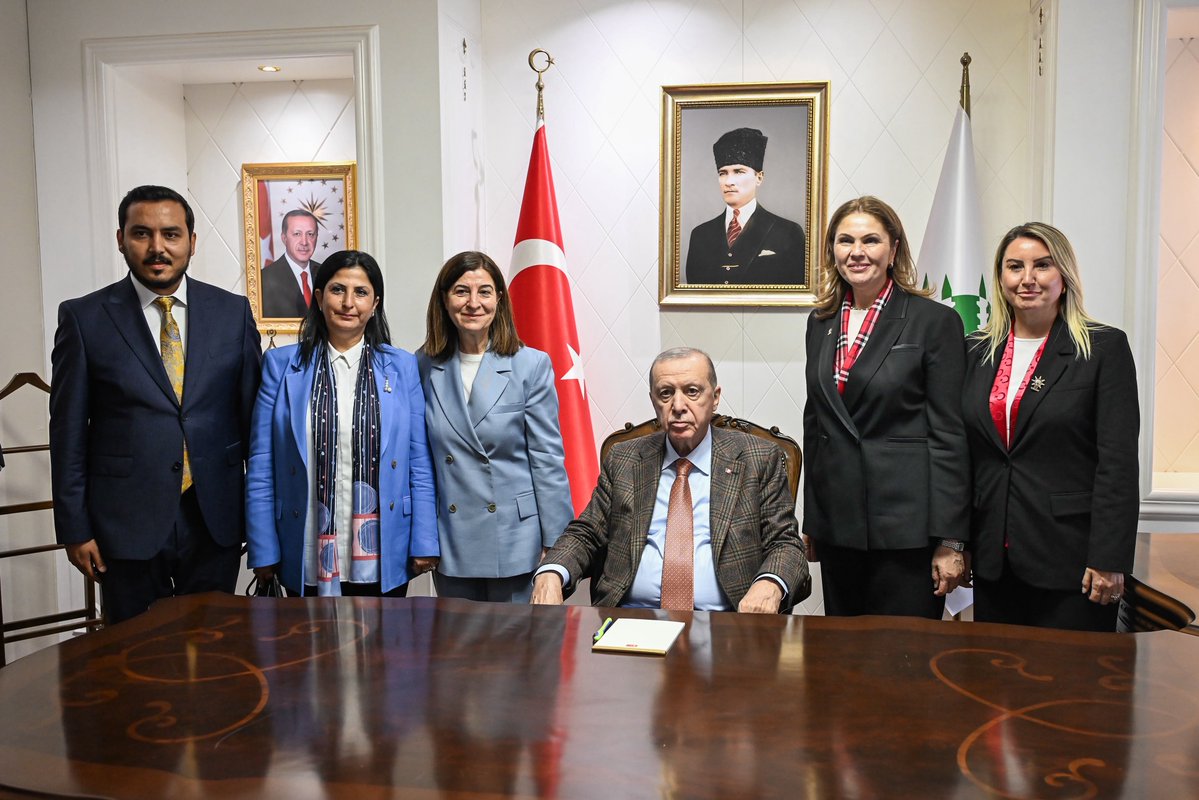 AkPartiEdirne's tweet photo. 📍Edirne Valiliği

Cumhurbaşkanımız Sayın Recep Tayyip Erdoğan, İçişleri Bakanımız Sayın Mustafa Çiftçi, Çevre, Şehircilik ve İklim Değişikliği Bakanımız Sayın Murat Kurum, Tarım ve Orman Bakanımız Sayın İbrahim Yumaklı, Kültür ve Turizm Bakanımız Sayın Mehmet Nuri Ersoy, Diyanet İşleri Başkanı Sayın Prof. Dr. Safi Arpaguş, Cumhurbaşkanlığı İletişim Başkanı Sayın Burhanettin Duran, TBMM 29. Dönem Başkanımız Sayın Prof. Dr. Mustafa Şentop, AK Parti Genel Başkan Vekilimiz Sayın Efkan Âlâ, Genel Başkan Yardımcımız ve Teşkilat Başkanımız Sayın Ahmet Büyükgümüş, AK Parti Genel Sekreterimiz Sayın Eyyüp Kadir İnan, Yerel Yönetimlerden Sorumlu Genel Başkan Yardımcımız Sayın Mustafa Demir, AK Parti Tanıtım ve Medyadan Sorumlu Genel Başkan Yardımcımız Sayın Muhammed Faruk Acar, Türk Devletleri İle İlişkilerden Sorumlu Genel Başkan Yardımcımız Sayın Prof. Dr. Kürşad Zorlu, AK Parti Genel Merkez Gençlik Kolları Başkanımız Sayın Av. Yusuf İbiş ve AK Parti MKYK Üyemiz, Yerel Yönetimler Başkan Yardımcımız Sayın Derya Ayaydın’ı Edirne Valiliğimizde ağırlamanın onurunu ve mutluluğunu yaşadık.

Serhat Şehrimizin geleceği ve Edirne’mize kazandıracağımız yeni yatırımlar için büyük bir kararlılıkla çalışmaya devam ediyoruz.

Sayın Cumhurbaşkanımıza ve kıymetli Bakanlarımıza, şehrimize gösterdikleri yakın ilgi, kalbi muhabbet ve güçlü destekleri için şükranlarımızı sunuyoruz.

Liderimizin izinde, Edirne’miz için durmak yok, yola devam! 🇹🇷