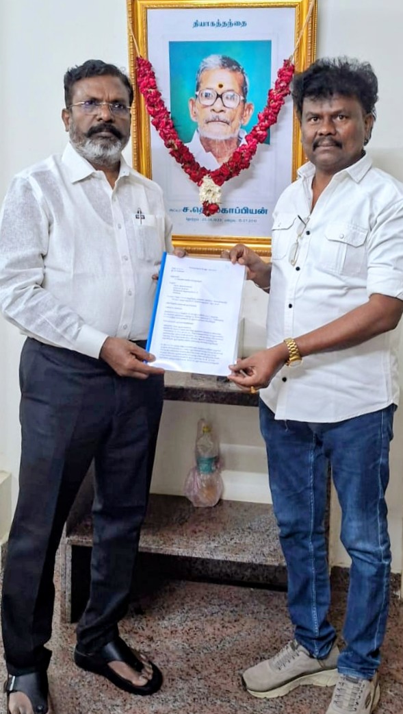 sangathamizhanM's tweet photo. சற்று முன் நள்ளிரவில் எழுச்சித்தமிழரை சந்தித்து மேல் முறையீடு மனுவை கொடுத்தேன்.

விழ விழ எழுவோம்! 
விழுந்து விட மாட்டோம்!! விடுதலைப் பாதையை விட்டு!
 விலகி விட மாட்டோம்!! https://t.co/ZIuRCNOhoP