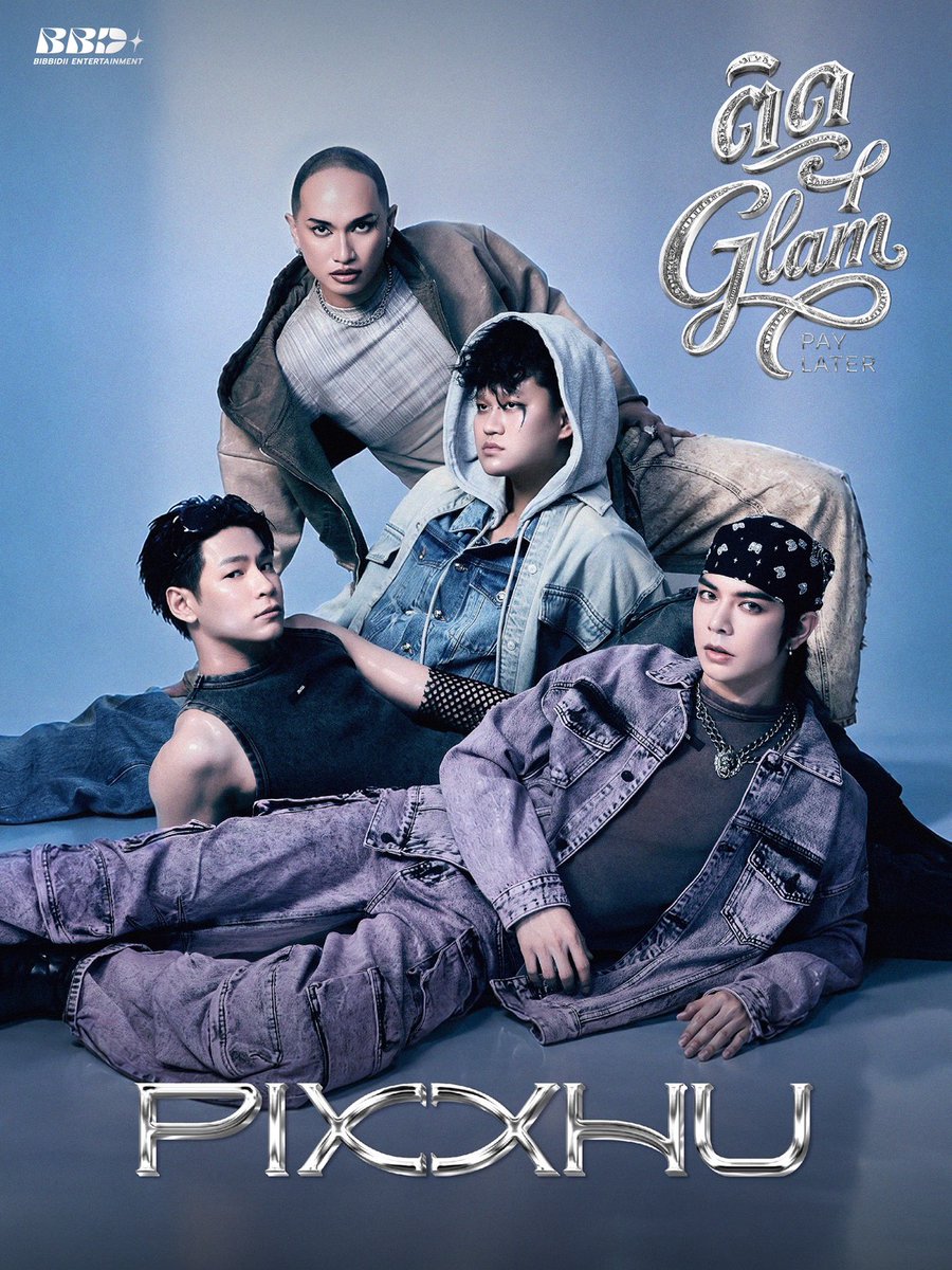CM2Connect's tweet photo. PIXXHU เปิดตัวซิงเกิลแรก “ติด Glam (Pay Later)” เพลงแทนใจคนติดแกลมแห่งยุค พร้อมการรวมตัวของศิลปิน LGBTQ+ สู่สีสันใหม่ของ T-Pop

BBD Entertainment เปิดตัว PIXXHU โปรเจกต์พิเศษที่รวมตัวของ 4 ศิลปินมากความสามารถ ได้แก่ พัชชา ชนุดม, ม๊าเดี่ยว อภิเชษฐ์, เบ้บ ธนทัต และเฟิร์ส กันตภณ พร้อมการร่วมฟีเจอริงจาก นิว นภัสสร เพื่อถ่ายทอดพลัง ความมั่นใจ และตัวตนผ่านซิงเกิลแรก “ติด Glam (Pay Later)”

นอกจากการรวมตัวกันของ 4 ศิลปินแล้ว โปรเจกต์นี้ยังได้ทีมงานเบื้องหลังมากฝีมือมาร่วมสร้างสรรค์ผลงาน โดยมี QEETHA (หยก-คีตเมศร์) รับหน้าที่โปรดิวเซอร์เพลง, MYYU (มายยู-กวิสรา) รับหน้าที่เขียนเนื้อเพลง และ Harlem Shake ร่วมออกแบบท่าเต้น เพื่อถ่ายทอดความ “ติด Glam” ออกมาอย่างครบทุกมิติ ทั้งด้านดนตรี เนื้อหา และการแสดง

“ติด Glam (Pay Later)” เป็นเพลงแนว Pop ผสมกลิ่นอาย Techno Dance ที่มาพร้อมจังหวะสนุก ท่อนฮุกติดหู และเนื้อหาที่สะท้อนวิถีชีวิตของคนยุคใหม่ที่หลงใหลในความแกลม ความสวยงาม และการใช้ชีวิตแบบตัวท็อป แม้ความเป็นจริงในบัญชีจะสวนทางกับไลฟ์สไตล์ก็ตาม

เพลงเล่าเรื่องผ่านมุมมองของคนทำงานที่พร้อมจะลงทุนกับภาพลักษณ์และความสุขของตัวเองอยู่เสมอ ไม่ว่าจะเป็นแฟชั่น แบรนด์เนม คาเฟ่ หรือไลฟ์สไตล์ในฝัน ภายใต้แนวคิด “ติดแกลมไว้ก่อน เดี๋ยวเงินค่อยหา” ที่ทั้งขี้เล่น ตลกร้าย และชวนให้หลายคนรู้สึกว่า “นี่มันชีวิตเราเลยนี่นา"

ด้วยเนื้อเพลงที่เต็มไปด้วยประโยคชวนจำและสถานการณ์ใกล้ตัว “ติด Glam (Pay Later)” จึงเป็นเพลงที่ทั้งสนุก เต้นตามได้ และสะท้อนวัฒนธรรมของคนรุ่นใหม่ที่เลือกใช้ชีวิตอย่างมีสไตล์ มีความมั่นใจในตัวเอง และไม่ยอมให้ข้อจำกัดทางการเงินมาหยุดความปังของวันนั้น

PIXXHU ถือเป็นอีกหนึ่งโปรเจกต์ที่สะท้อนความหลากหลาย ความคิดสร้างสรรค์ และพลังของศิลปิน LGBTQ+ ผ่านการรวมตัวของบุคคลที่มีเอกลักษณ์แตกต่างกัน ทั้งด้านการร้อง การแสดง และการสร้างสรรค์คอนเทนต์ จนเกิดเป็นสีสันใหม่ที่พร้อมส่งต่อความสนุก ความมั่นใจ และแรงบันดาลใจให้กับผู้ฟัง

ติดตามรับชมมิวสิกวิดีโอเพลง ติด Glam (Pay Later) จาก PIXXHU (Feat. New Napassorn) ได้ที่ YouTube: Bibbidii Music และสามารถรับฟังเพลงได้ในทุก Streaming Platforms

#PIXXHU_ติดGlam
#PIXXHU
#BBD_Bibbidii

Follow BBD Music:
YouTube: https://t.co/Twltsv57Y1
Instagram: https://t.co/OgXdxPzwmW 
TikTok: https://t.co/VFUuFDo5mP 

Follow BBD Entertainment:
Instagram: https://t.co/ysBYzWs0TF 
Facebook: https://t.co/Uaflu2SVly 
X: https://t.co/1MqsjnJyOx 
TikTok: https://t.co/pSISB85eoZ