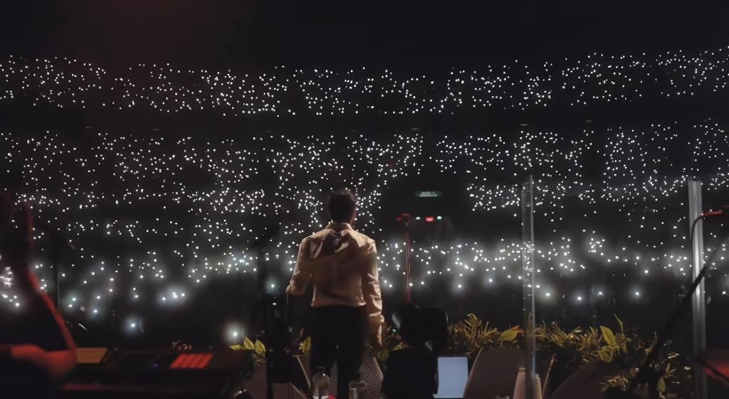 Ferninyny's tweet photo. “This is me, in Mexico City, and it was the first time I ever performed in an arena as a solo artist” https://t.co/jIP23OuZYr