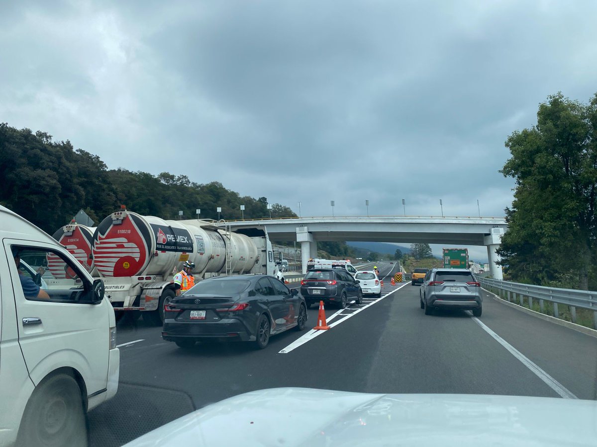 DiariodeMorelos's tweet photo. CIERRE DE CIRCULACIÓN

🛑 Alerta vial: Cierre de circulación en la autopista México-Cuernavaca, km 71 dir. CDMX, por manifestantes en Tlalpan. Desvían flujo hacia la autopista La Pera-Cuautla y de ahí use la carretera Amecameca-Cuautla. Evite la zona. ⚠️ #Morelos #Cuernavaca

Igualmente, se desvía tránsito de la autopista México-Cuernavaca en el km 80 (Paloma de la Paz) hacia la carretera Federal Libre