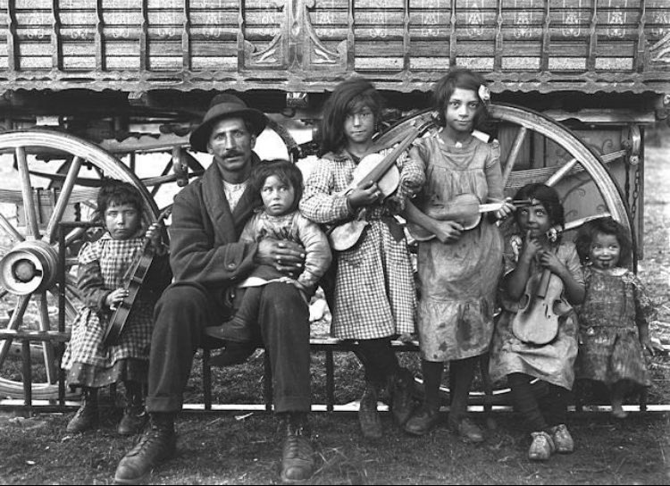 Euro5ivecapo's tweet photo. Romanichal (AngloRomani) family in derby 1910 https://t.co/NDk8xFYvMd