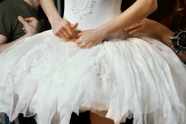 porcel444in's tweet photo. rosalía inaugurating her US lux tour shows in new custom dior by jonathan anderson 🤍🪽 https://t.co/4kNyRtRCaM