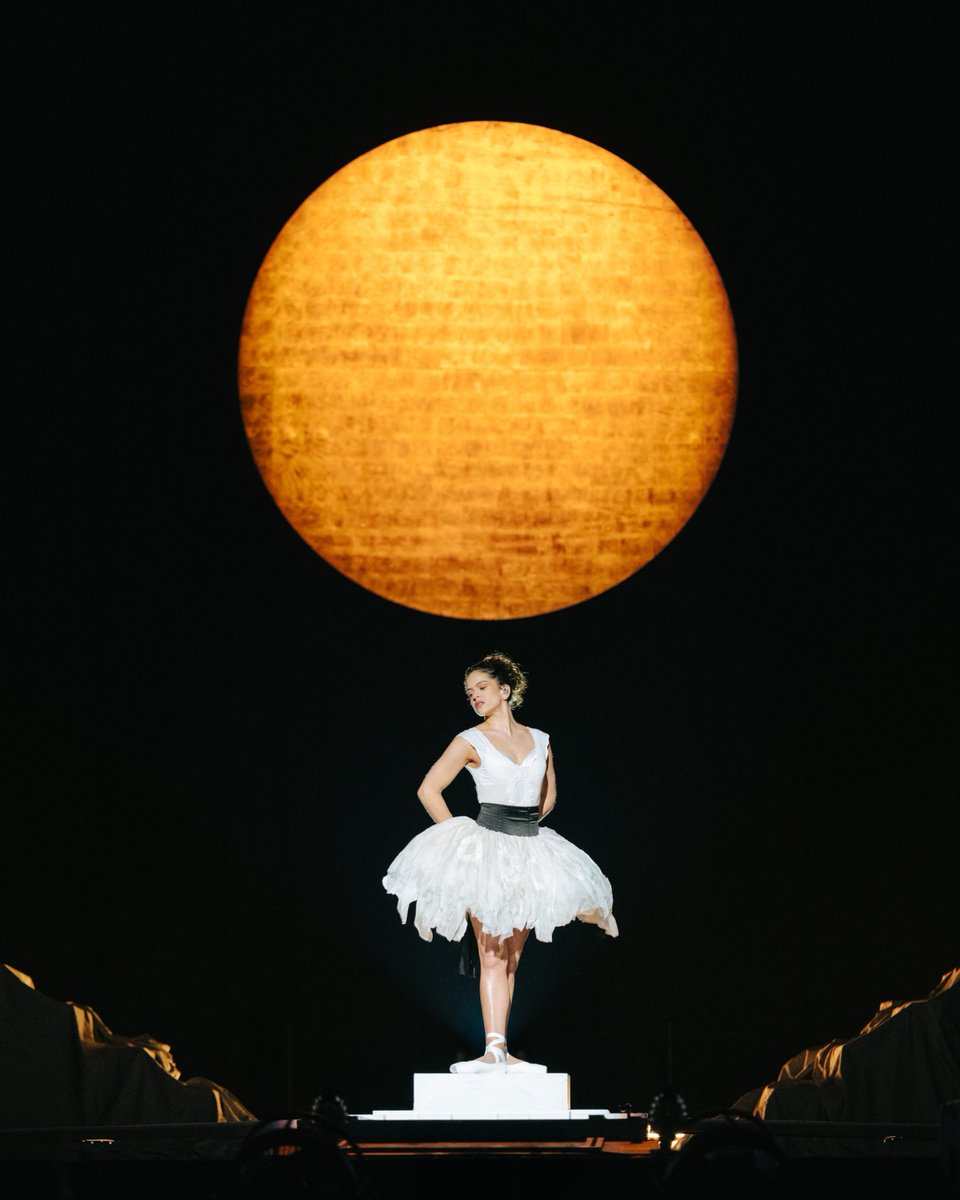 porcel444in's tweet photo. rosalía inaugurating her US lux tour shows in new custom dior by jonathan anderson 🤍🪽 https://t.co/4kNyRtRCaM